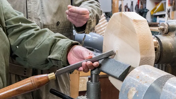 Réalisez votre stylo et votre assiette au tour à bois sur une journée - Image n°2 - Wecandoo