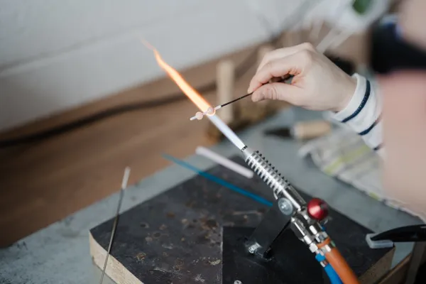 Réalisez votre bijou en verre à la flamme - Image n°4 - Wecandoo
