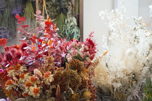 Réalisez votre cloche de fleurs séchées - Image n°4 - Wecandoo