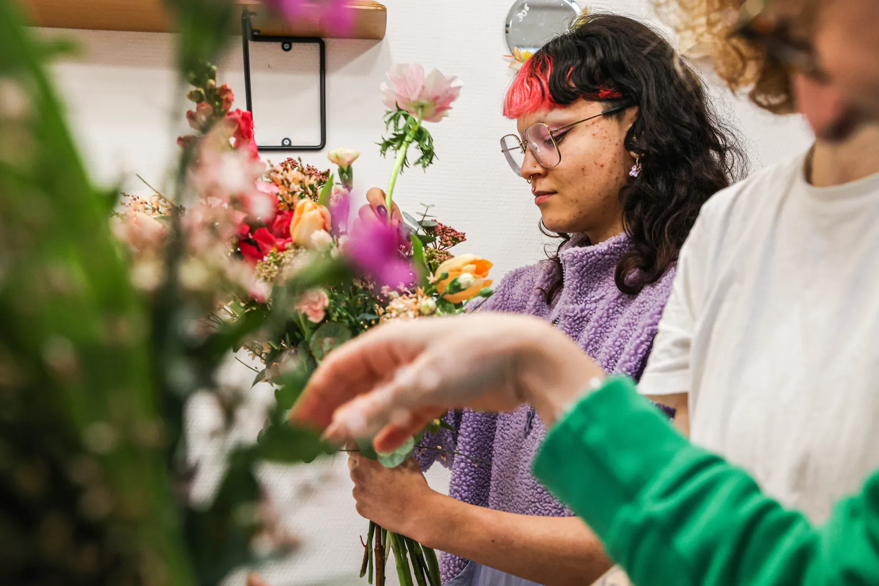 Réalisez votre bouquet de fleurs fraîches et de saison - Image n°4 - Wecandoo