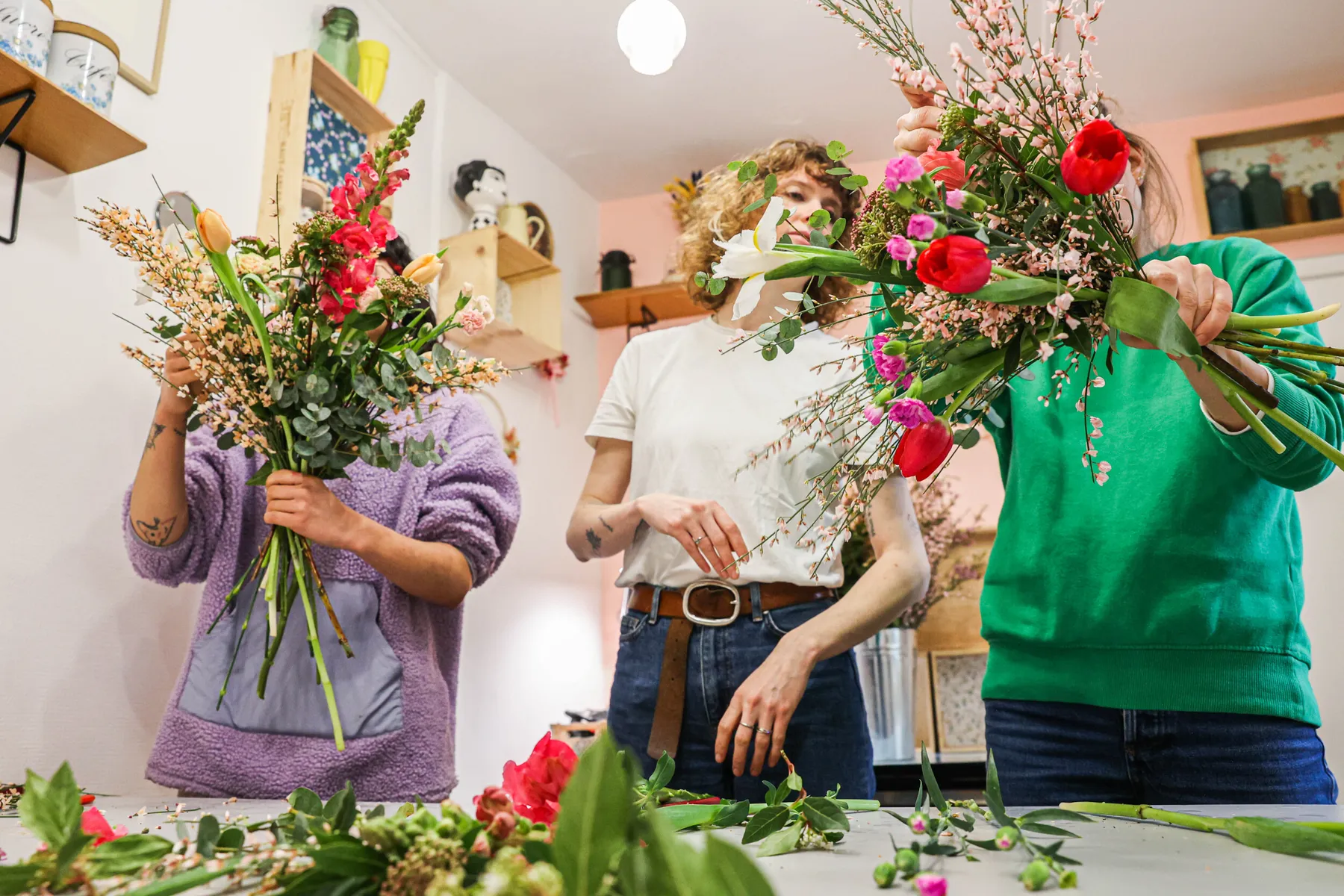 Réalisez votre bouquet de fleurs fraîches et de saison - Image n°3 - Wecandoo