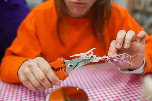 Réalisez votre miroir orné de fleurs séchées - Image n°2 - Wecandoo