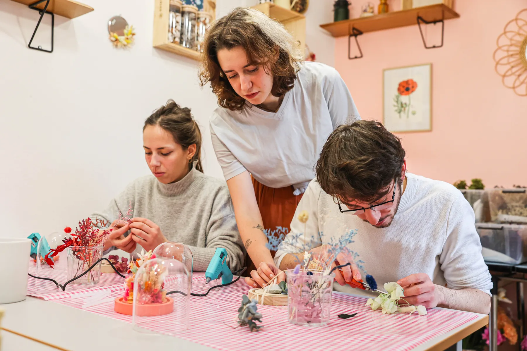 Réalisez votre cloche de fleurs séchées - Image n°4 - Wecandoo