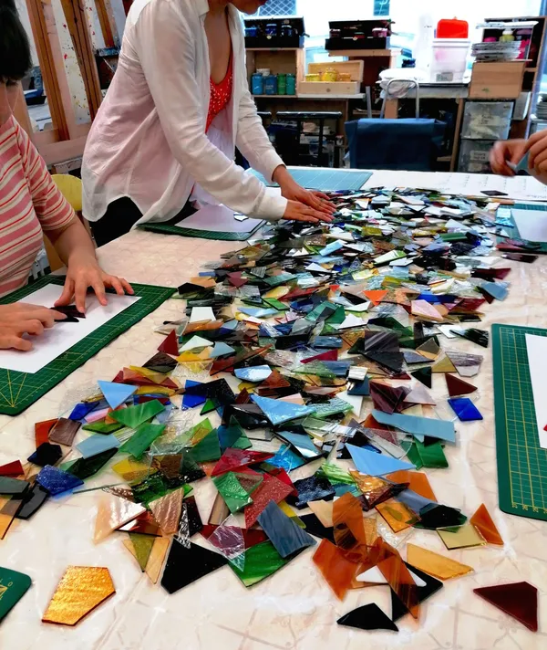 Rassemblez votre équipe et réalisez une oeuvre commune en vitrail avec Aurore - Afbeelding nr. 4 - Wecandoo