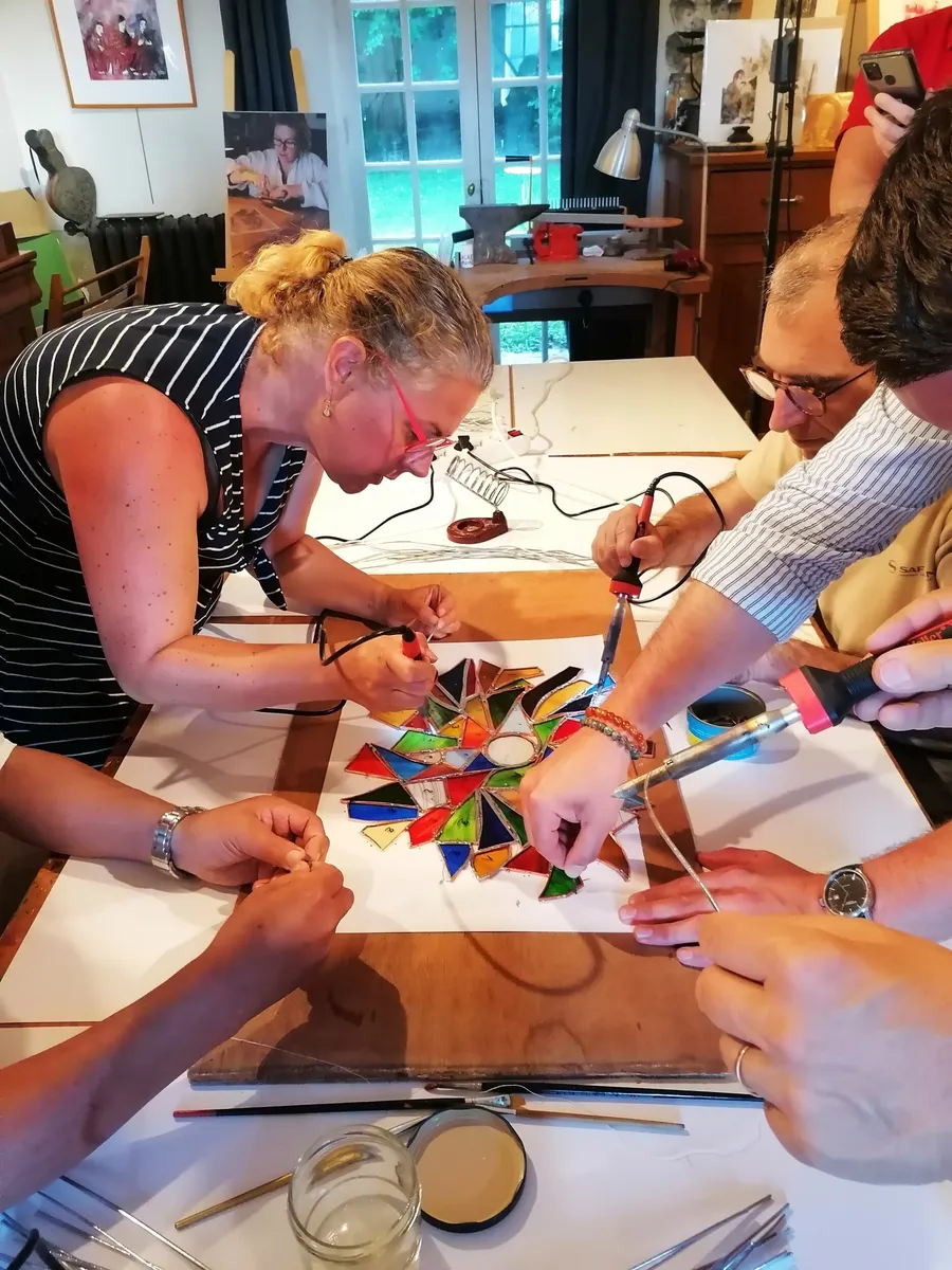 Rassemblez votre équipe et réalisez une oeuvre commune en vitrail avec Aurore - Afbeelding nr. 1 - Wecandoo