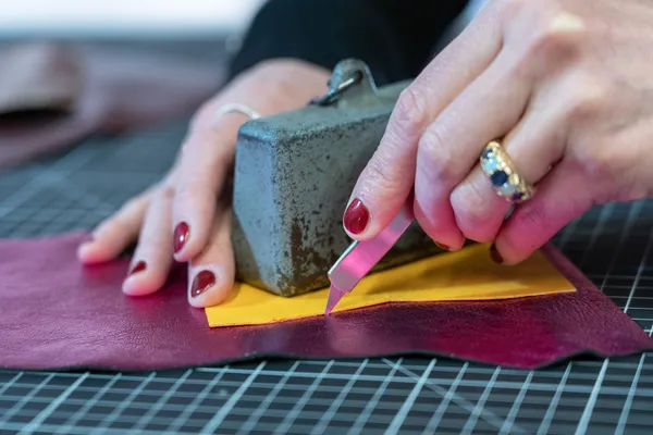 Fabriquez votre pochette zippée en cuir - Image n°2 - Wecandoo