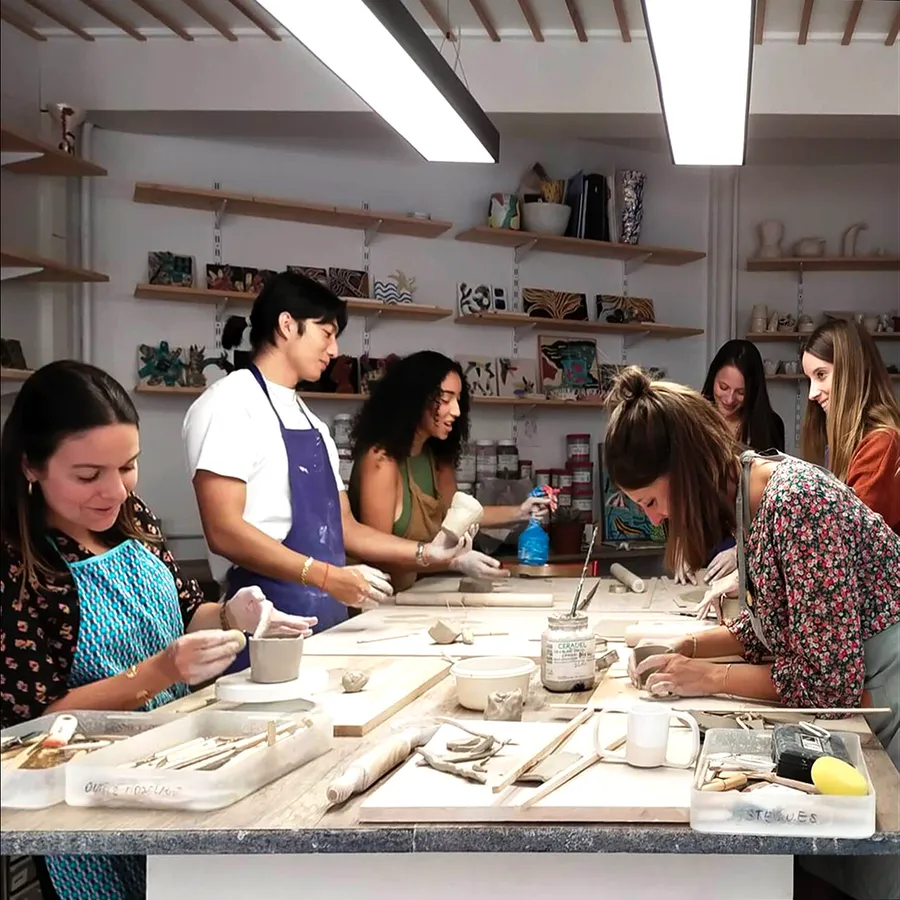 Modelez et décorez votre vase en céramique - Afbeelding nr. 1 - Wecandoo