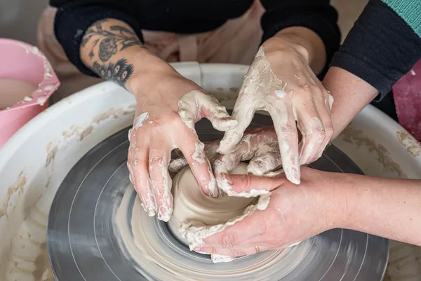 Initiez-vous au tournage de la porcelaine - Image n°3 - Wecandoo