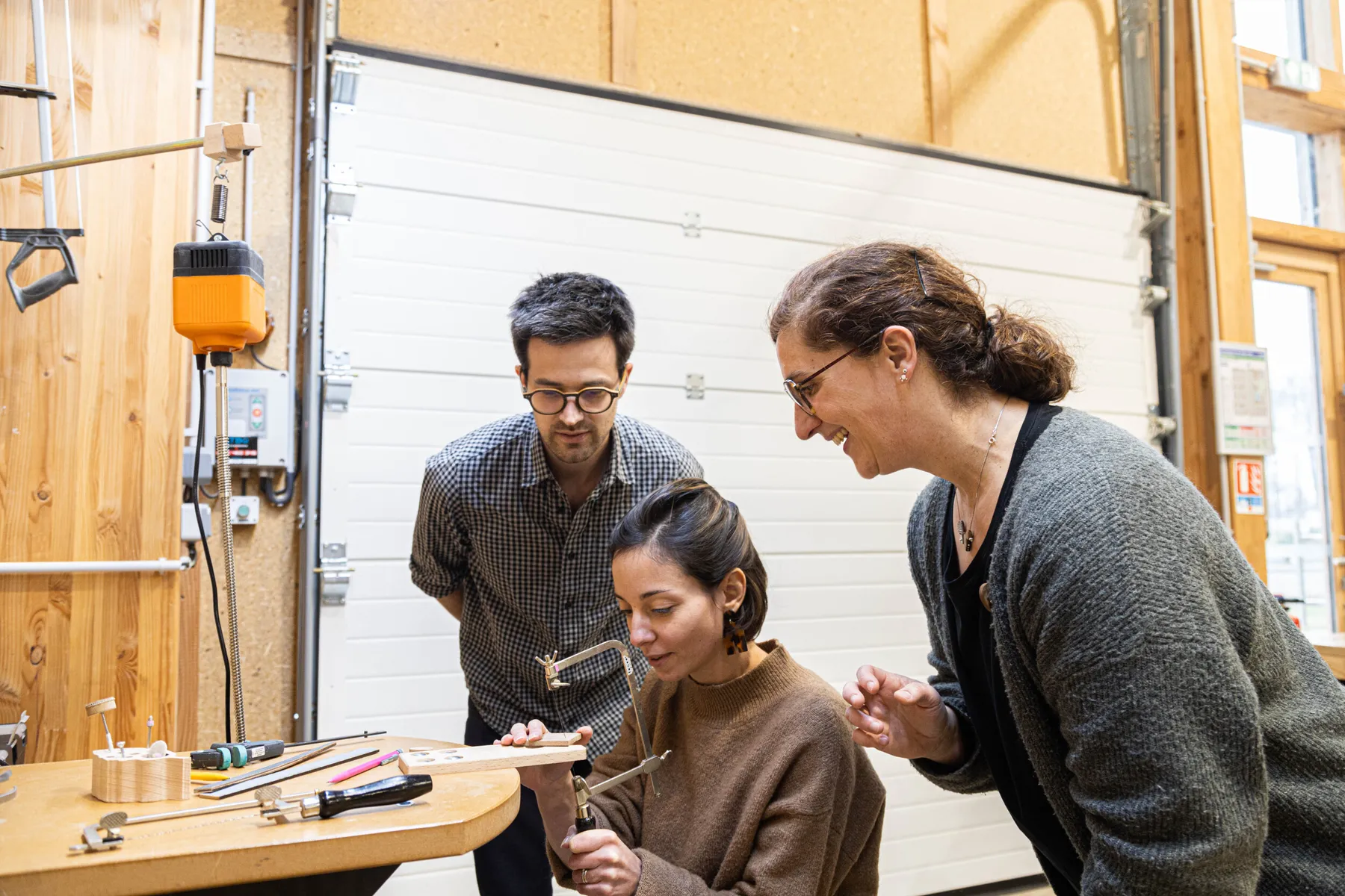 Fabriquez vos boucles d'oreilles en bois à la feuille d'or - Image n°3 - Wecandoo