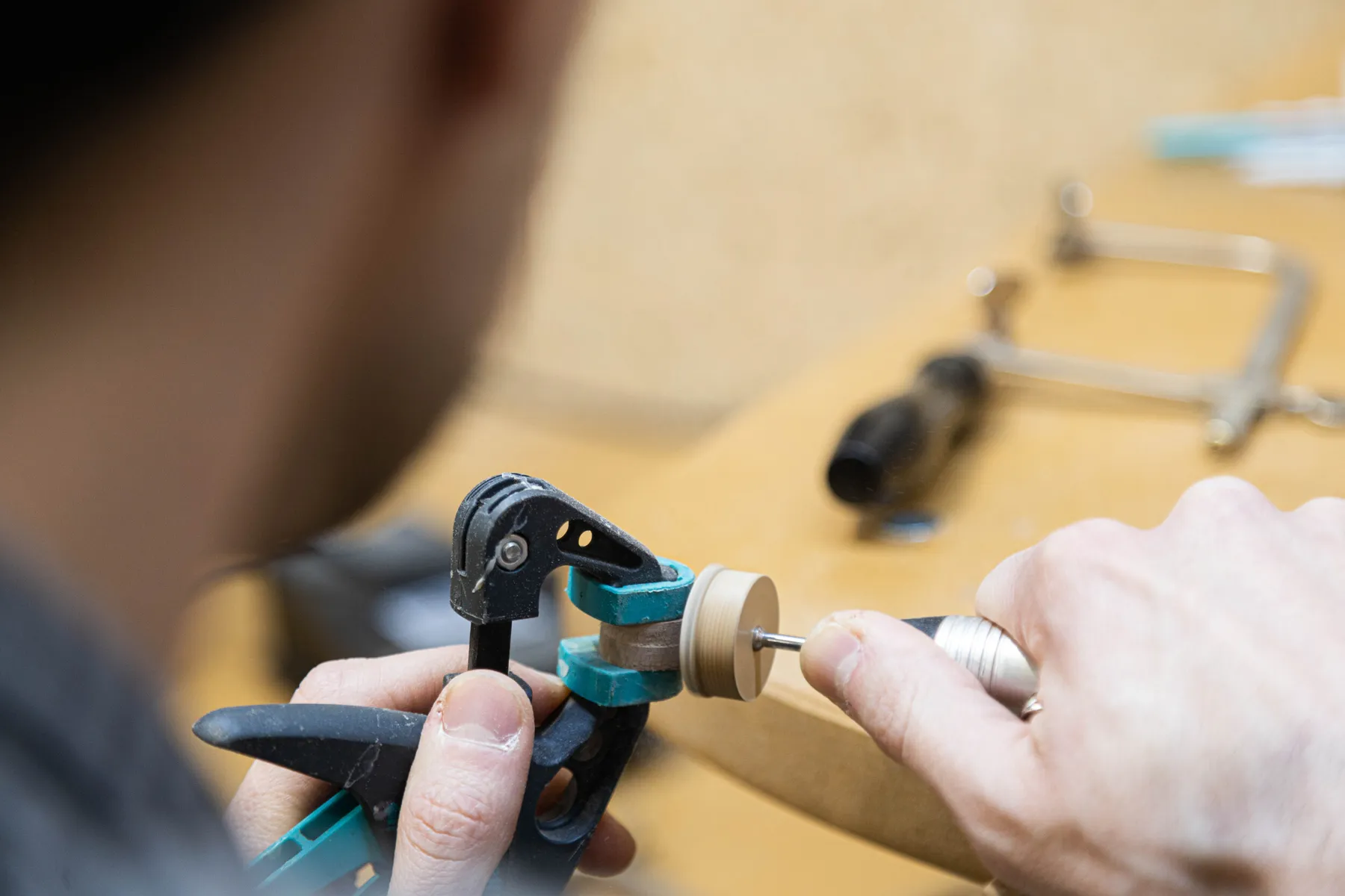 Fabriquez vos boucles d'oreilles en bois à la feuille d'or - Image n°2 - Wecandoo