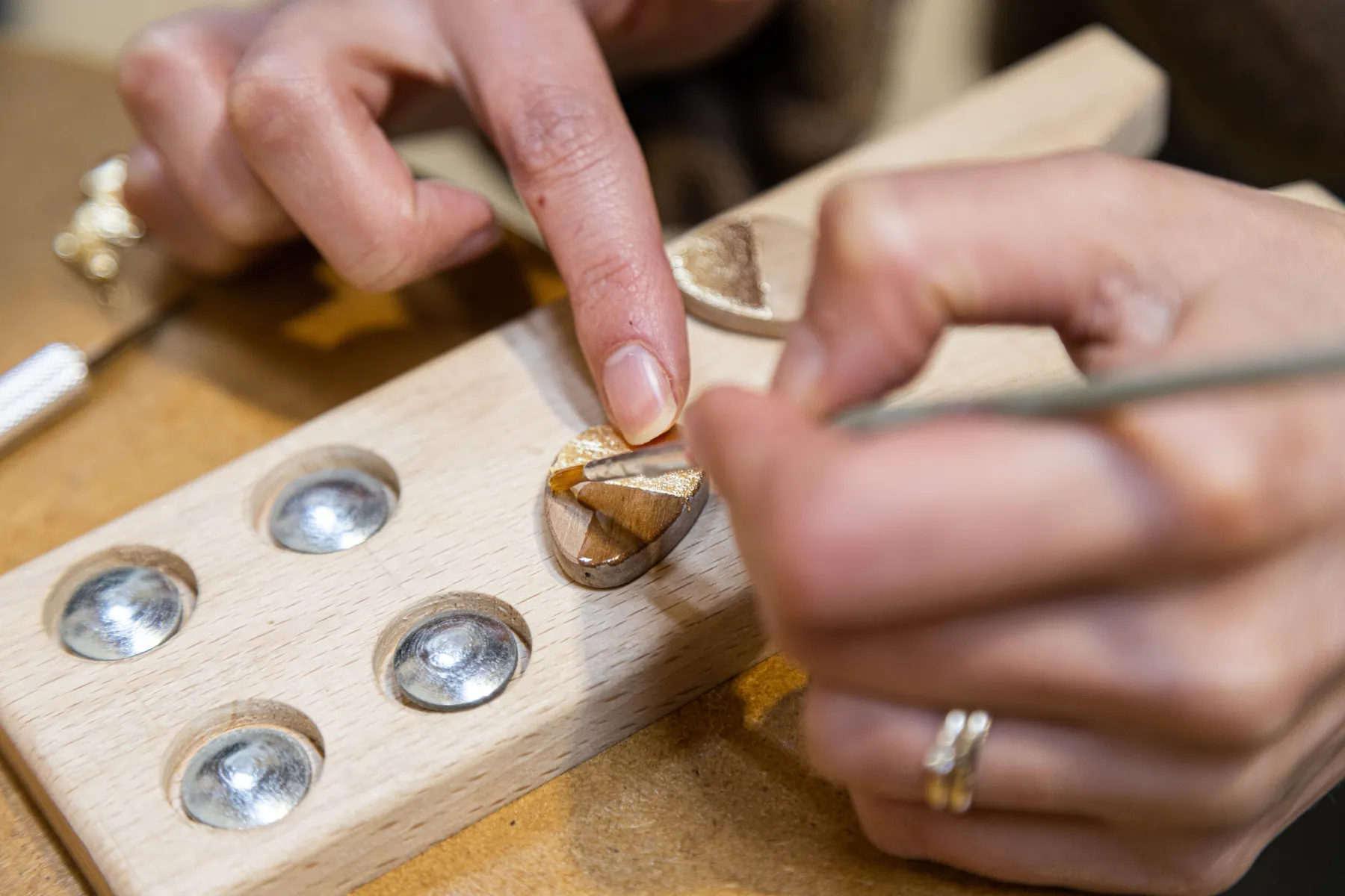 Fabriquez vos boucles d'oreilles en bois à la feuille d'or - Image n°4 - Wecandoo