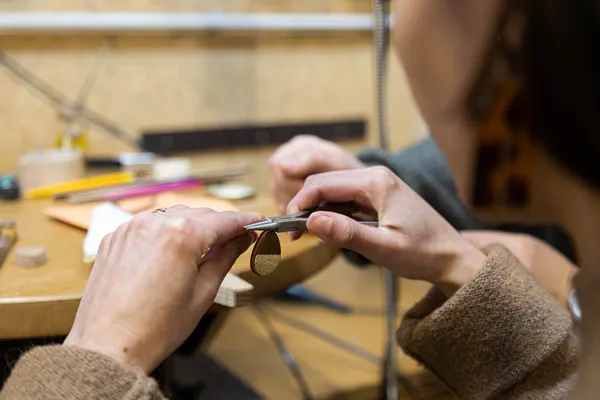 Fabriquez vos boucles d'oreilles en bois à la feuille d'or - Afbeelding nr. 1 - Wecandoo