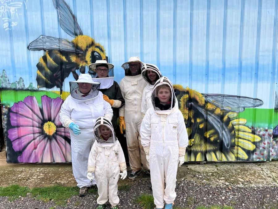 Découvrez le métier d'apiculteur en famille - Image n°1 - Wecandoo