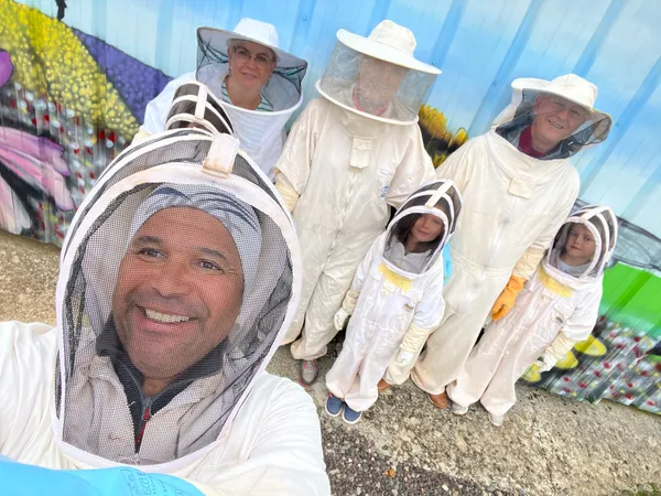 Découvrez le métier d'apiculteur en famille - Image n°3 - Wecandoo