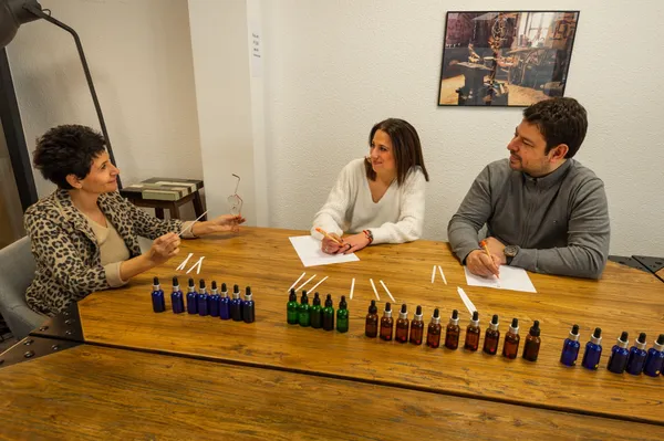 Rassemblez votre équipe autour des senteurs en composant votre propre parfum unique avec Isabelle - Image n°4 - Wecandoo