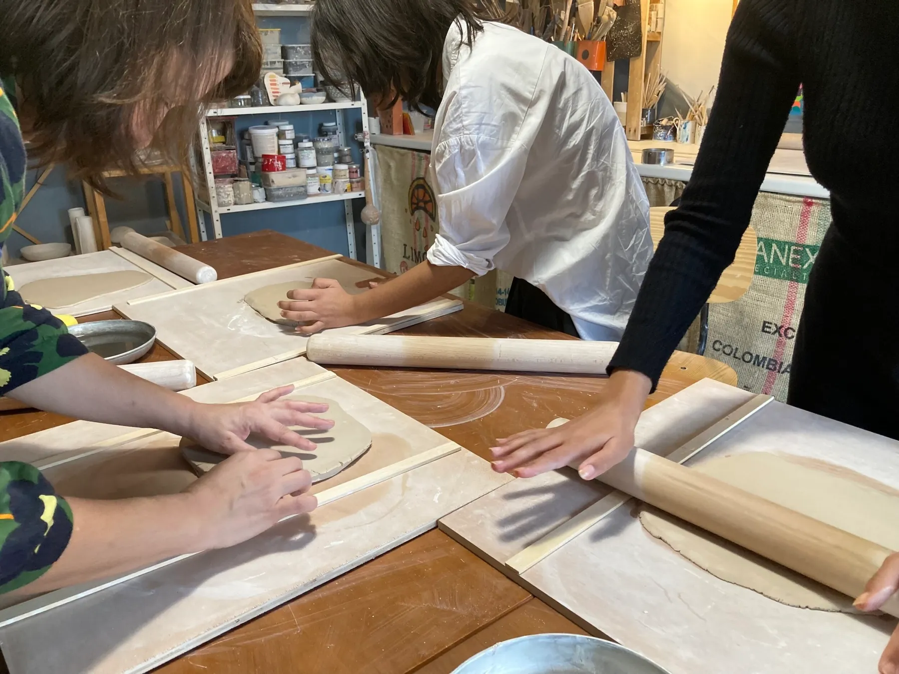Modelez votre tasse en porcelaine, avec sous-tasse et cuillère - Image n°2 - Wecandoo