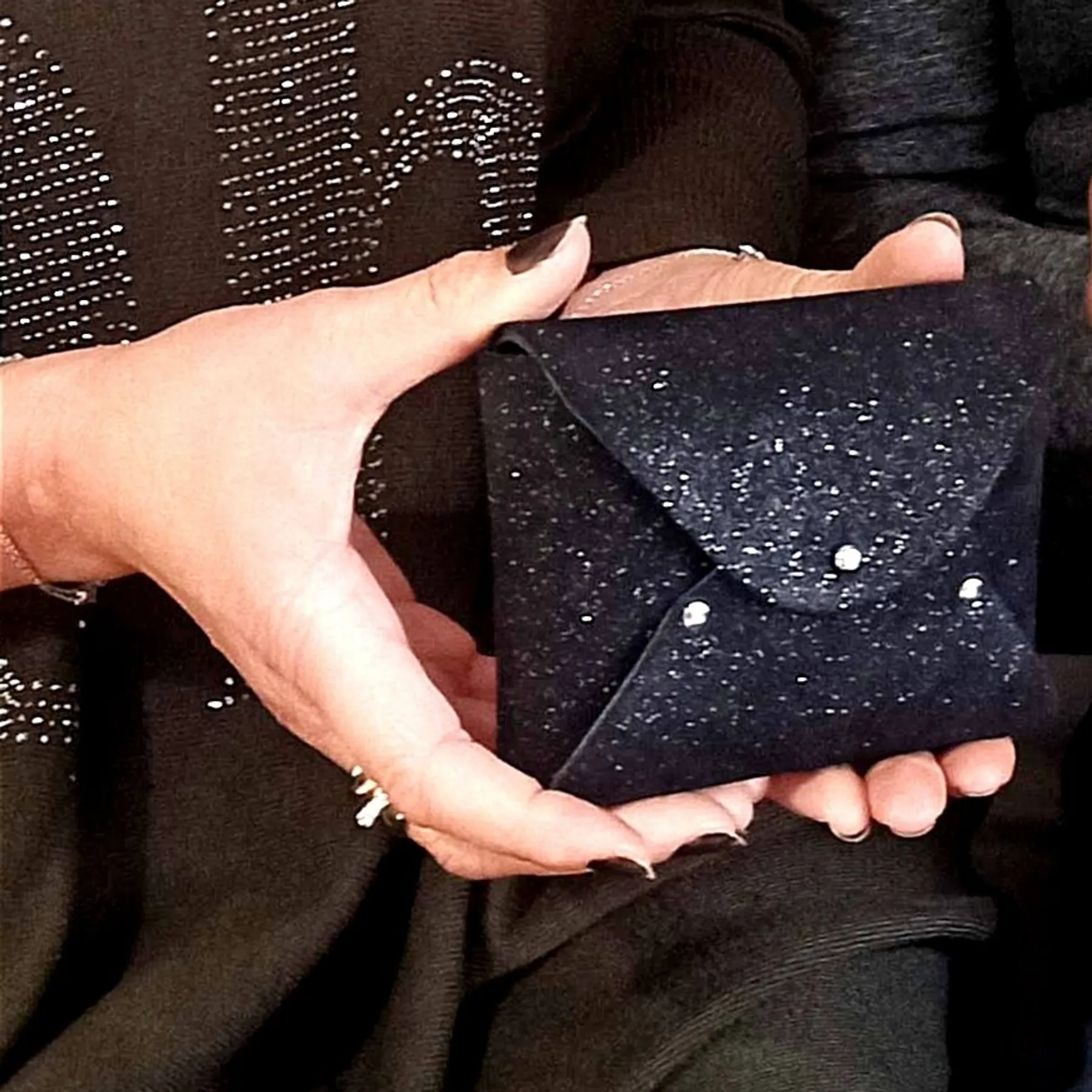 Fabriquez une pochette-enveloppe en cuir avec Flora - Image n°1 - Wecandoo