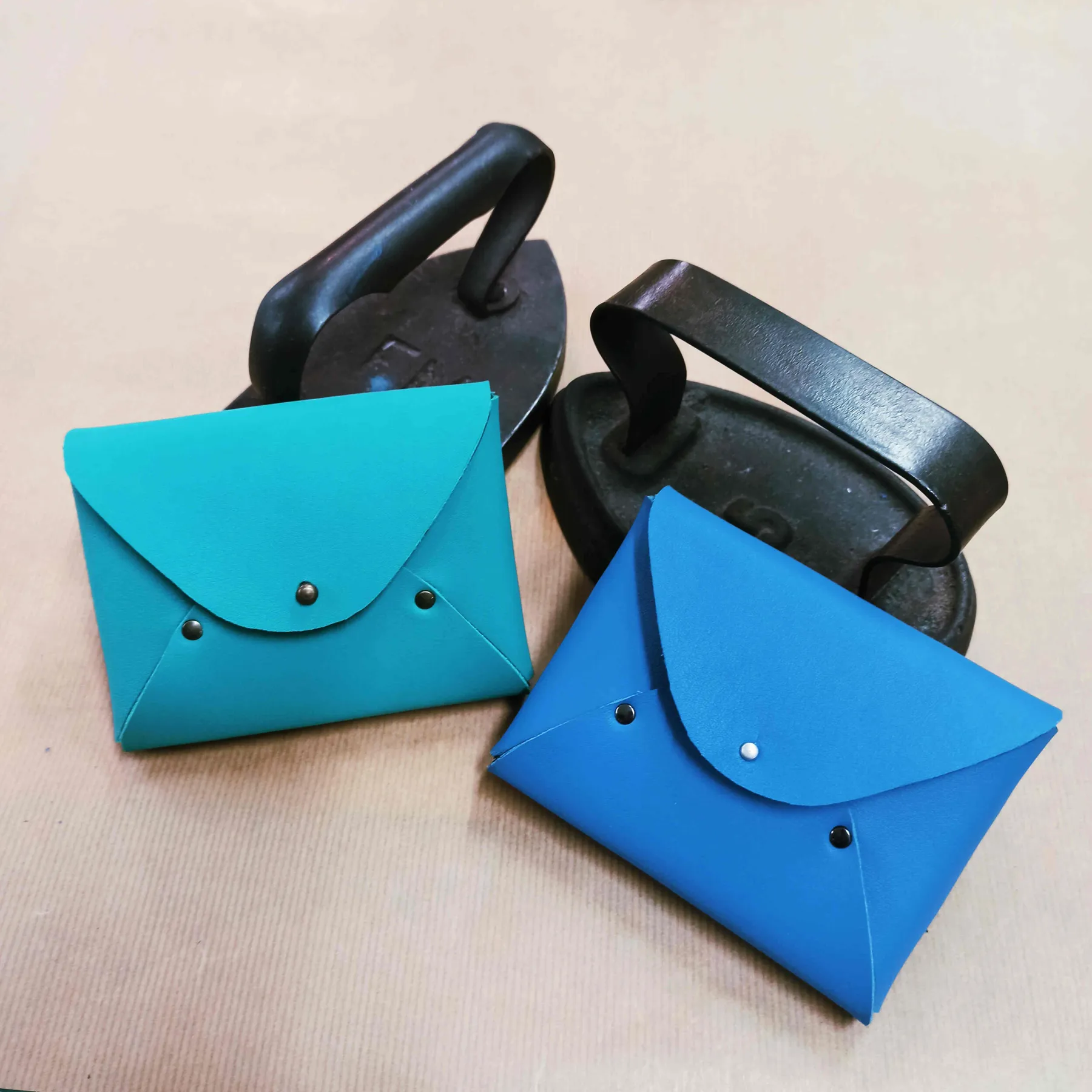 Fabriquez une pochette-enveloppe en cuir avec Flora - Image n°4 - Wecandoo