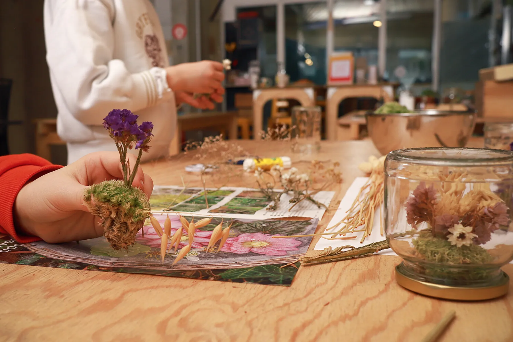 Fabriquez une cloche fleurie unique en duo avec votre enfant - Image n°3 - Wecandoo