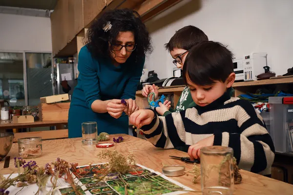 Fabriquez une cloche fleurie unique en duo avec votre enfant - Image n°5 - Wecandoo