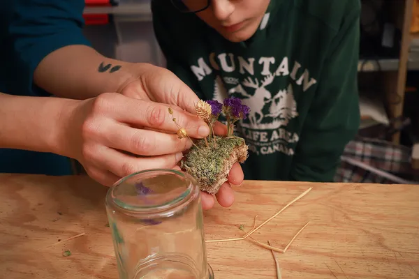 Fabriquez une cloche fleurie unique en duo avec votre enfant - Image n°4 - Wecandoo