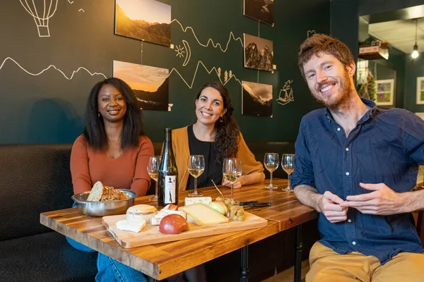 Rassemblez votre équipe et découvrez des accords gin et fromages avec Alexandre et Nathan - Image n°4 - Wecandoo