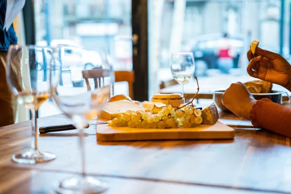 Rassemblez votre équipe et découvrez des accords gin et fromages avec Alexandre et Nathan - Image n°3 - Wecandoo