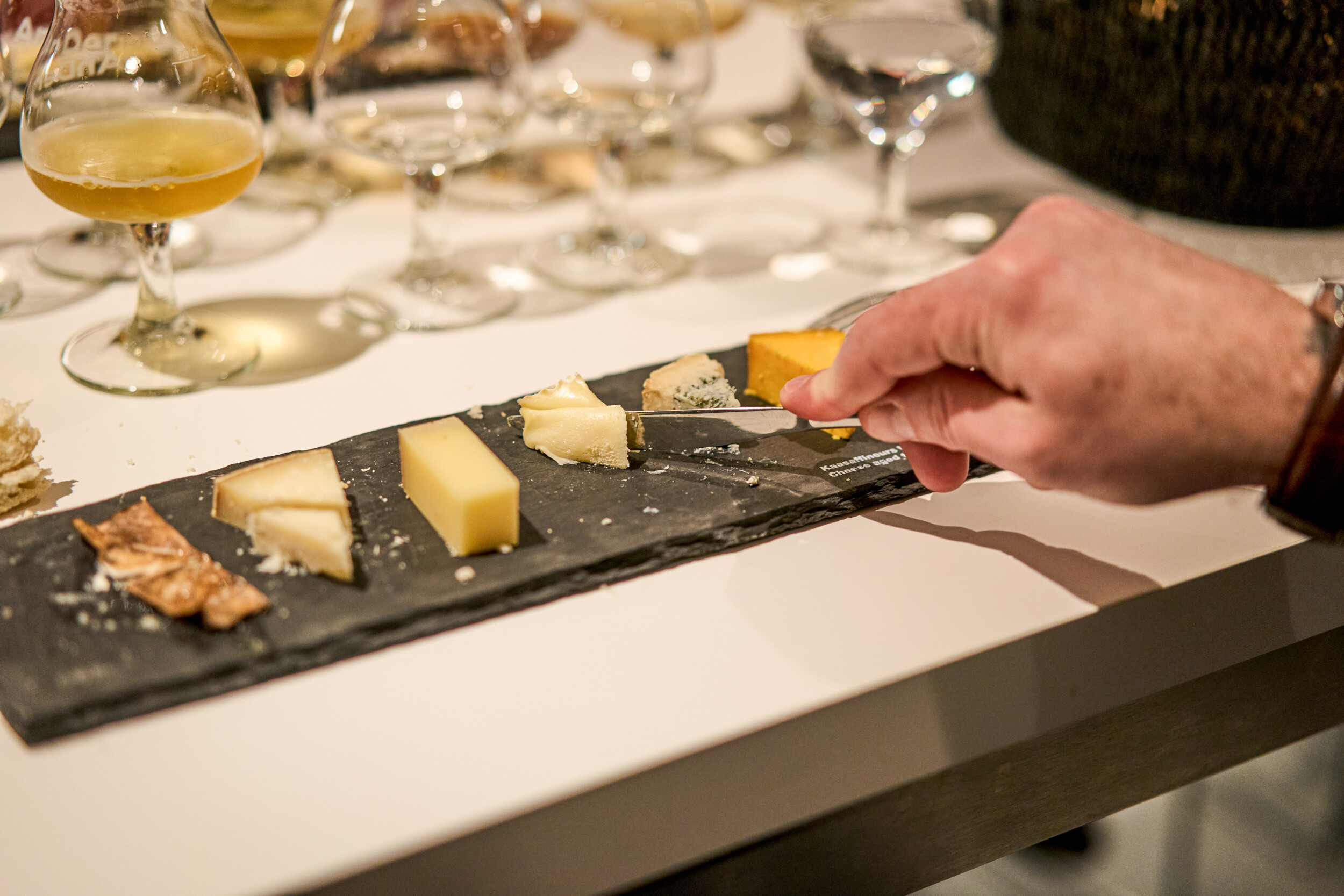 Wecandoo - Experience an exclusive cheese and beer tasting at Kaasaffineurs Van Tricht - Image n°5