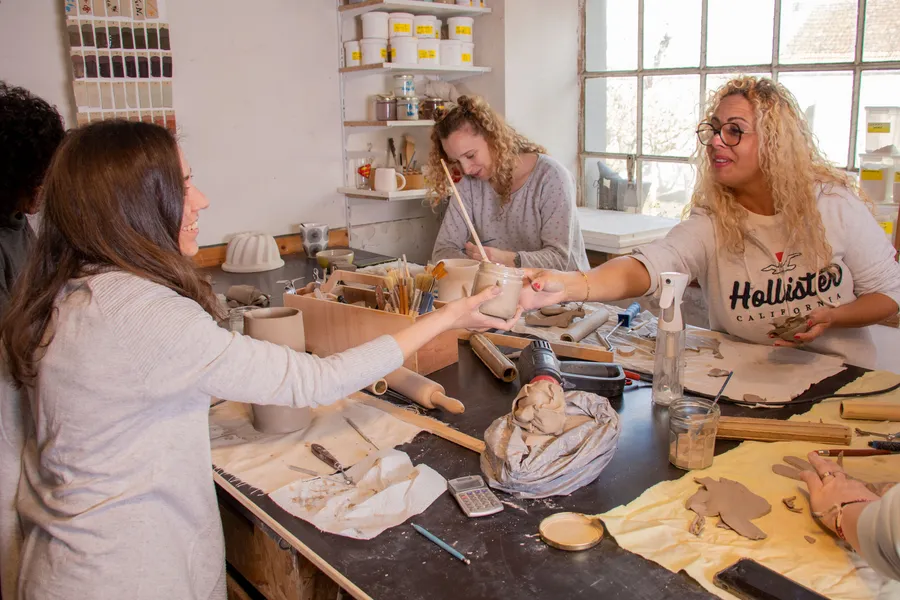 Initiez-vous au modelage de l'argile et décor à l'engobe avec François - Image n°1 - Wecandoo