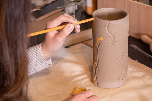 Initiez-vous au modelage de l'argile et décor à l'engobe avec François - Image n°4 - Wecandoo