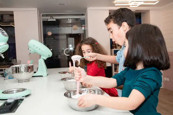 Réalise tes macarons entre copains - Image n°4 - Wecandoo