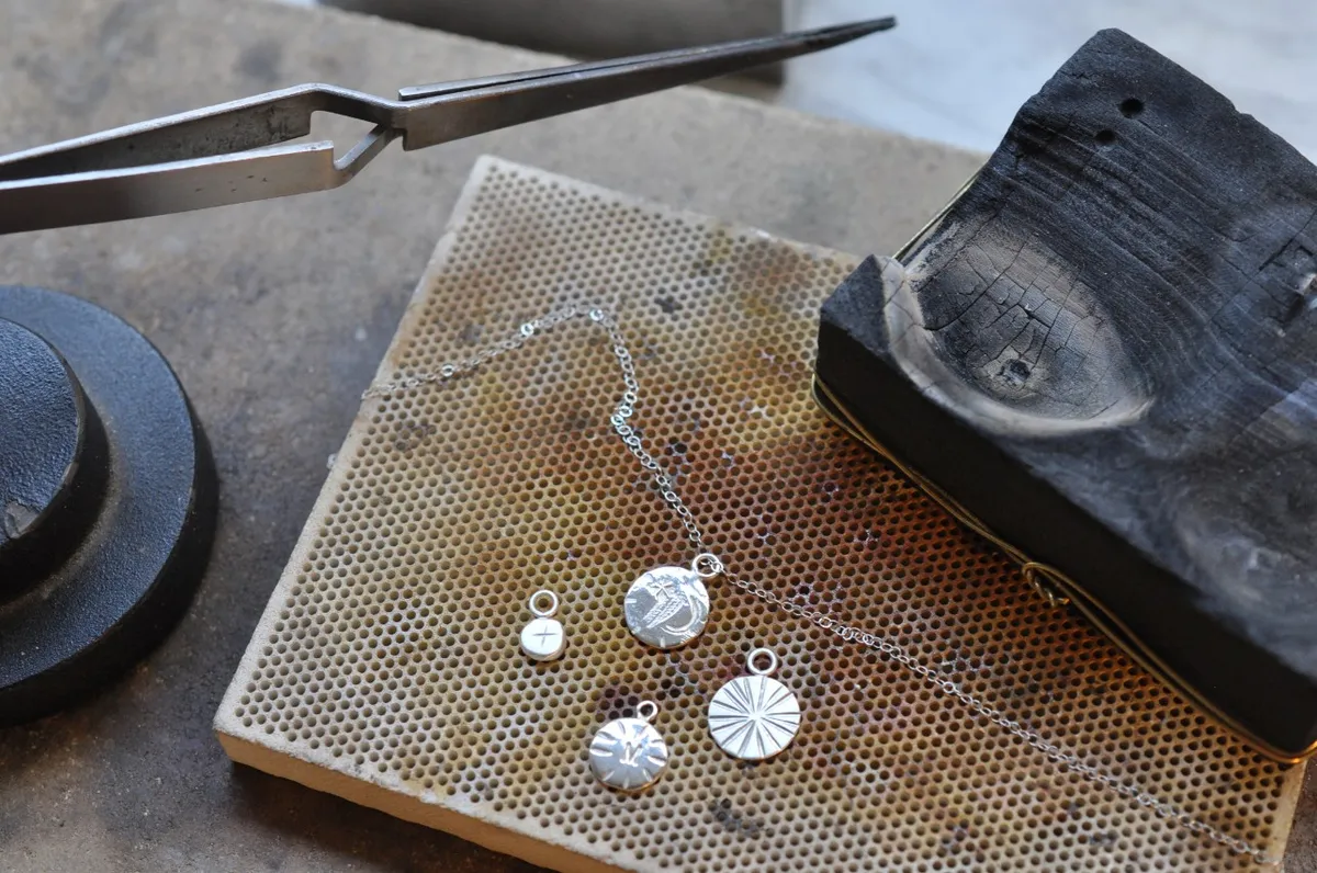 Créez une médaille porte-bonheur en argent