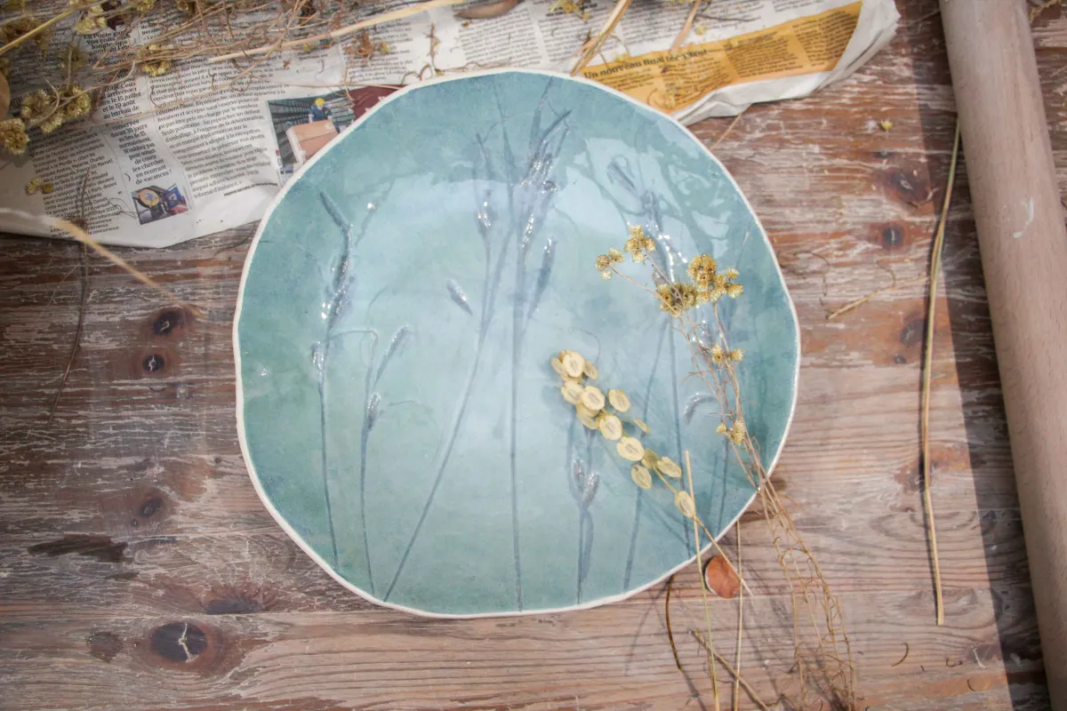 Modelez un plat décoré de fleurs