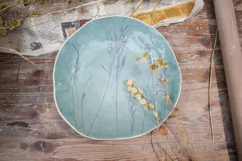 Modelez un plat décoré de fleurs