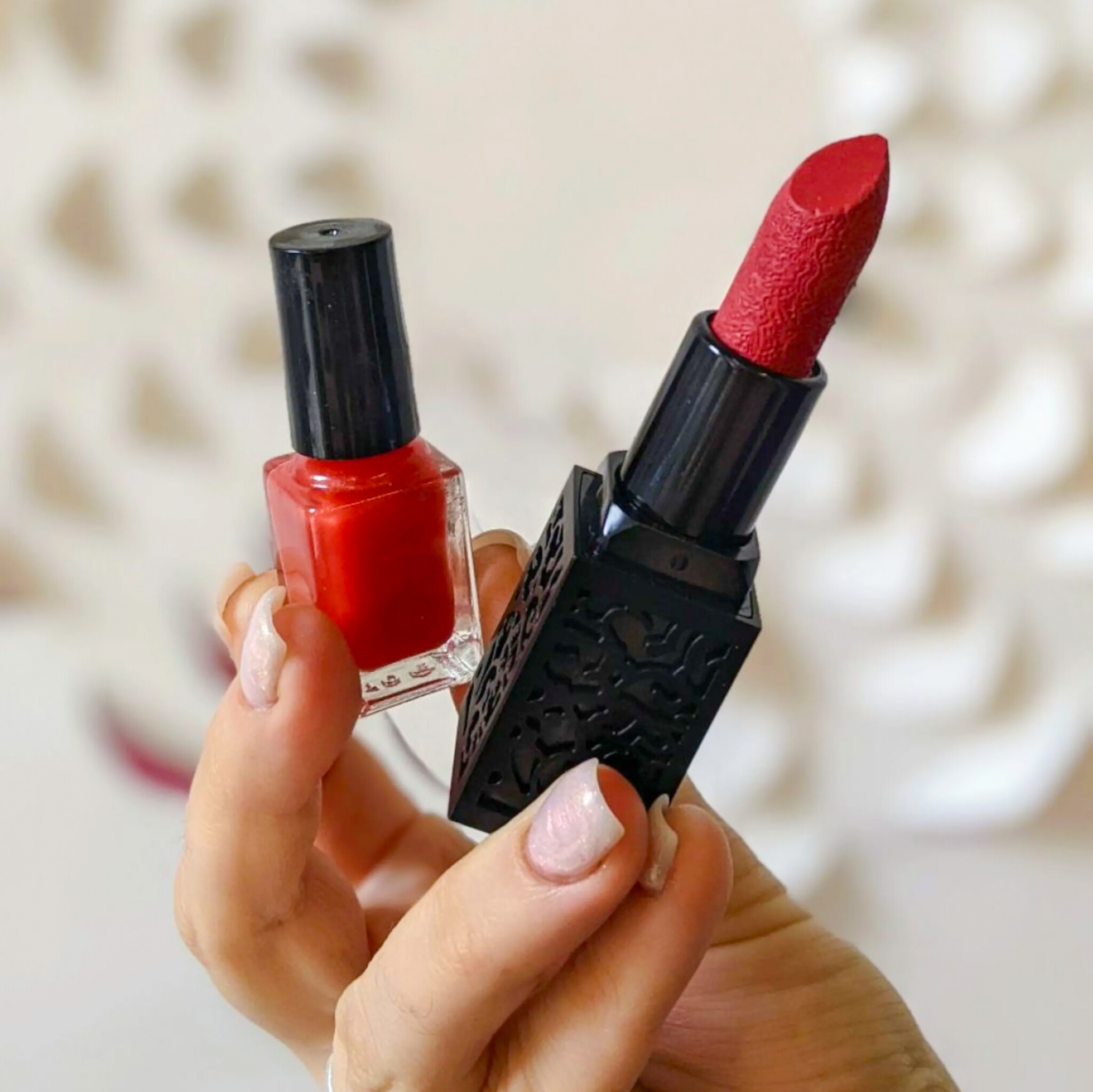 Wecandoo - Créez votre rouge à lèvres dentelle et votre vernis