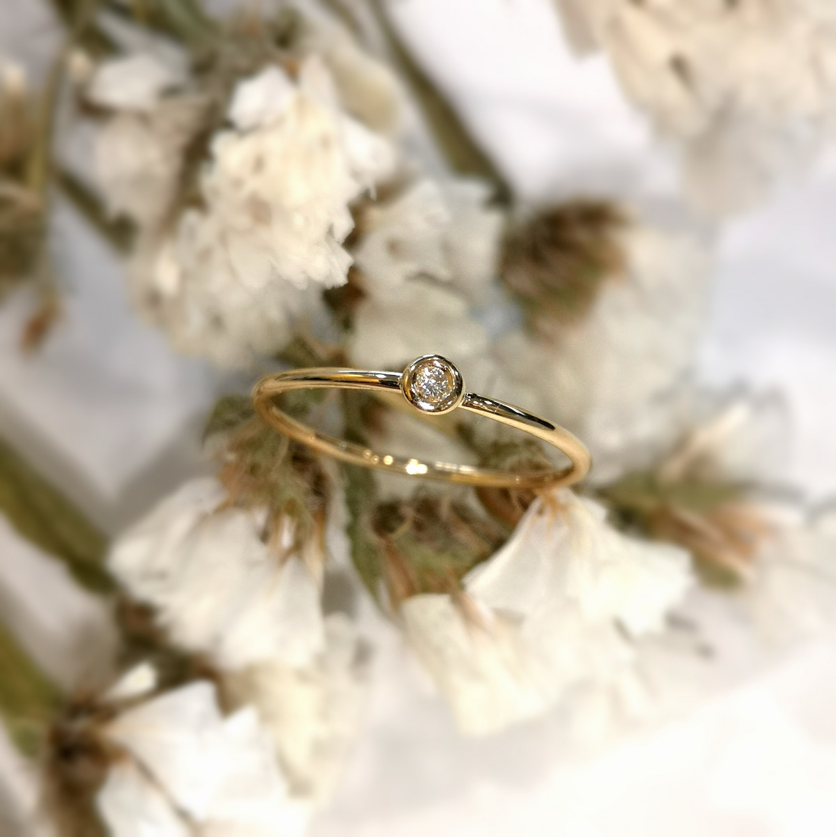 Wecandoo - Créez votre bague en or sertie d'un diamant