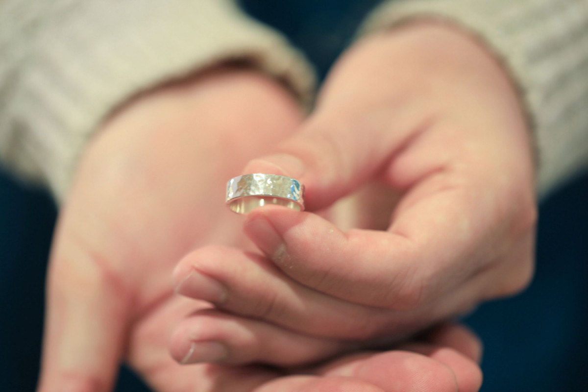 Créez deux anneaux martelés en argent