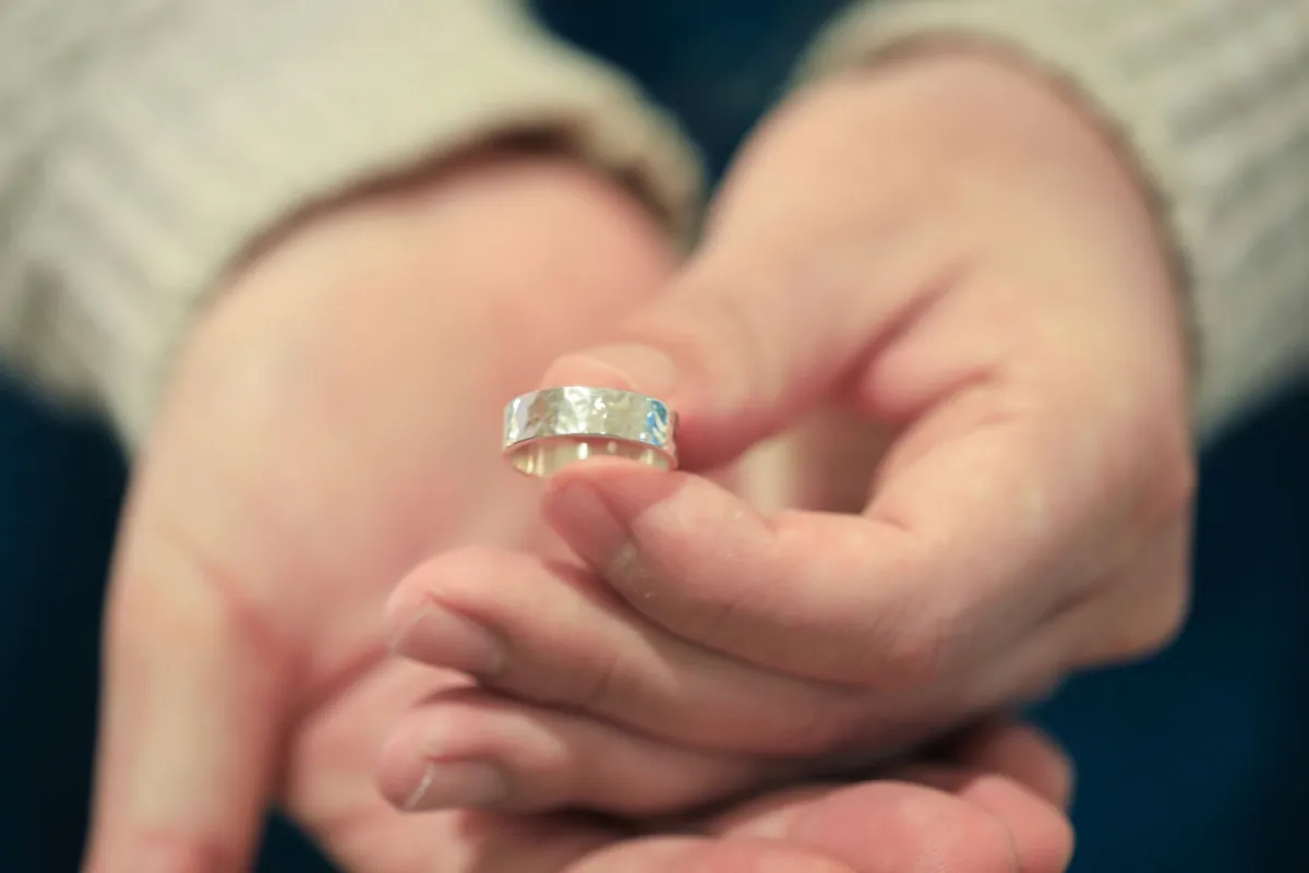 Créez deux anneaux martelés en argent