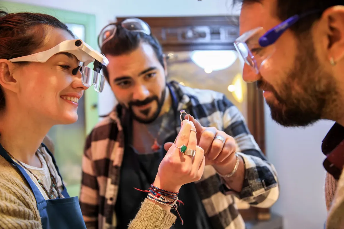 Créez votre bague sertie d'une pierre semi-précieuse