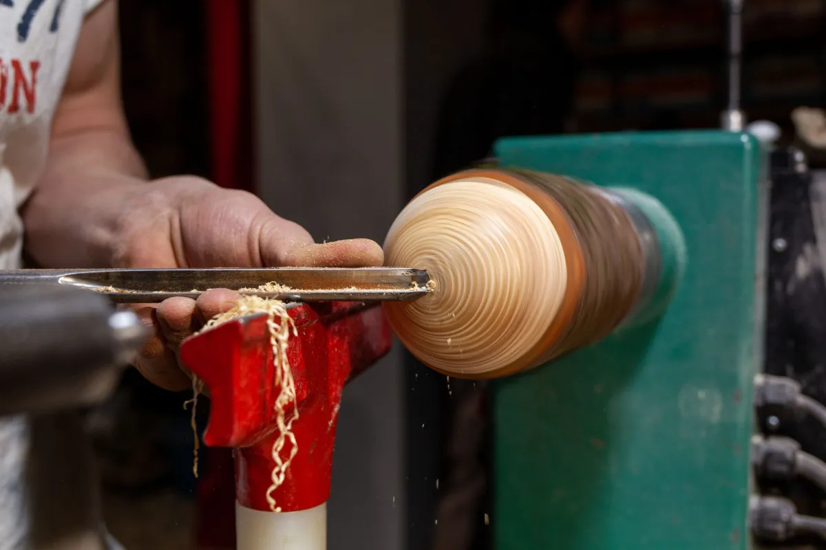 Découvrez le tournage sur bois