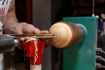 Découvrez le tournage sur bois