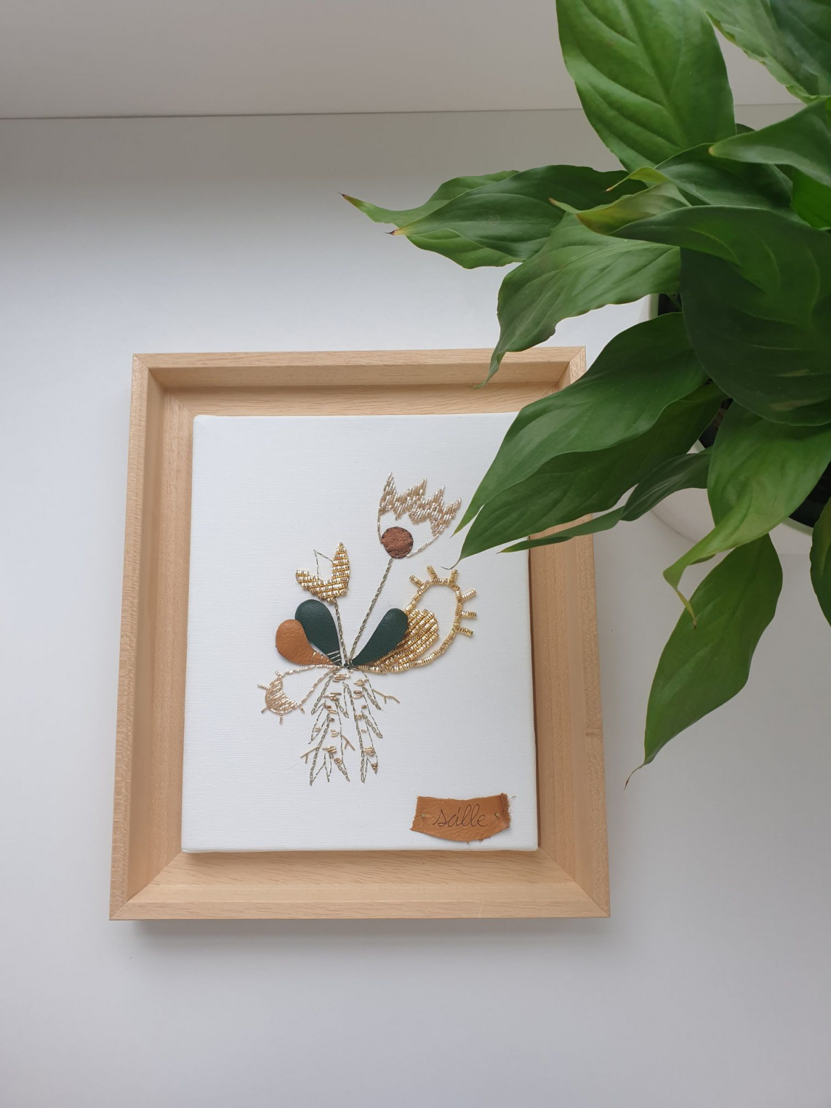 Brodez votre herbier au fil d'or sur châssis