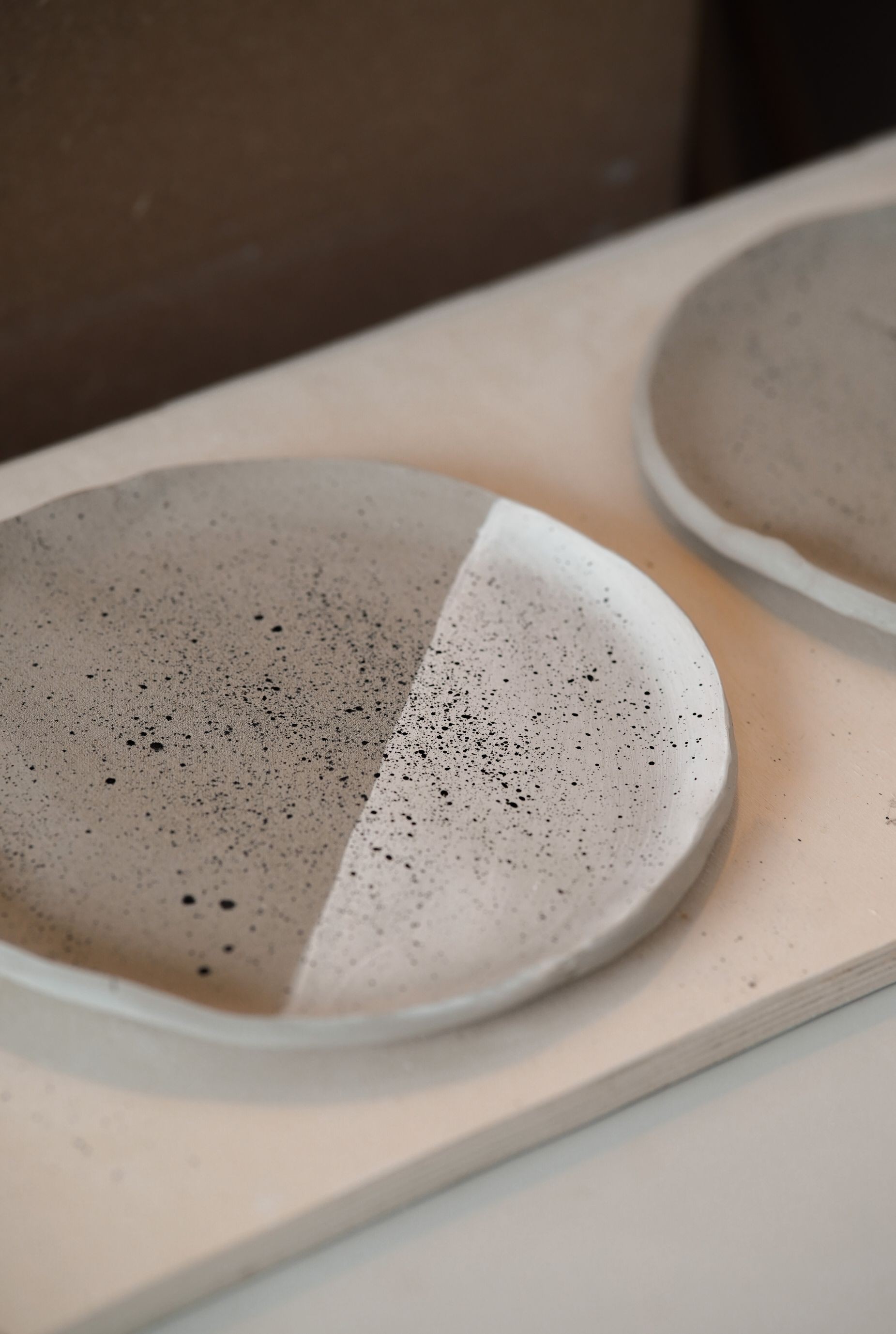 Modelez deux assiettes à dessert en famille