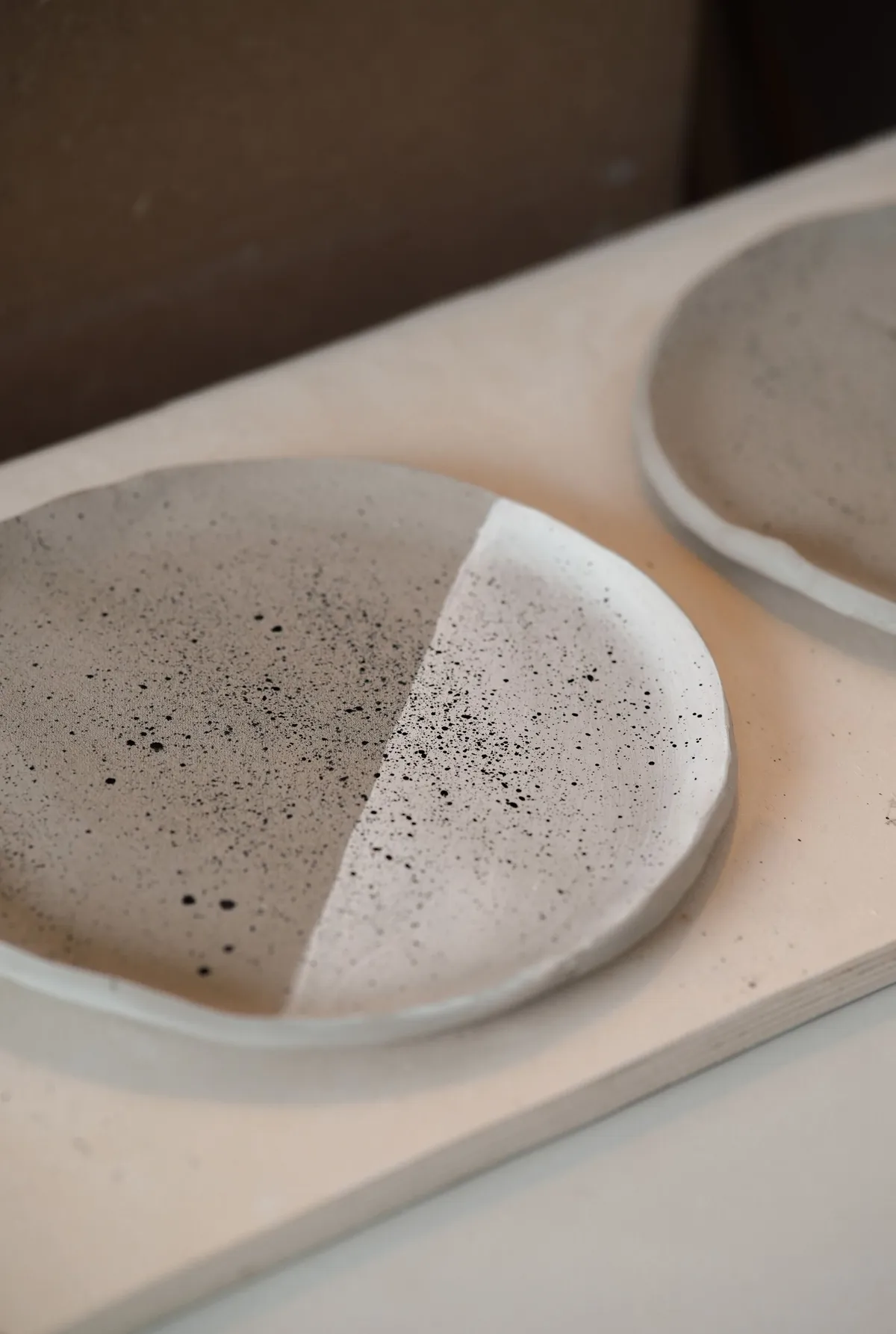 Modelez deux assiettes à dessert en famille