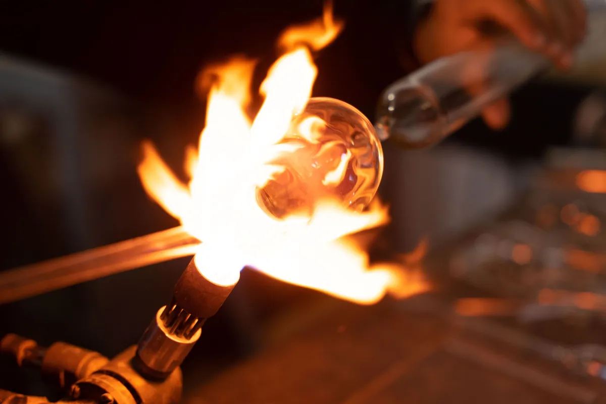 Soufflez le verre au chalumeau