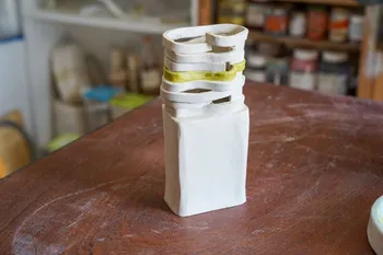 Wecandoo - Modelez votre vase en céramique sur une péniche
