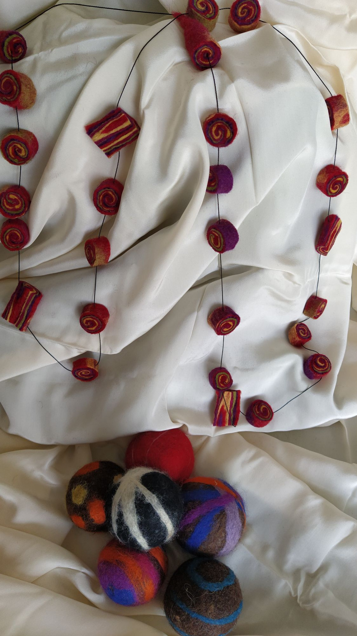 Fabrique ta guirlande de boules et tes balles de jon