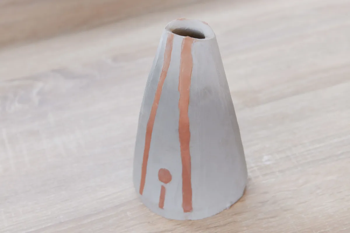Modelez votre vase en terre mêlée