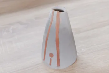 Modelez votre vase en terre mêlée