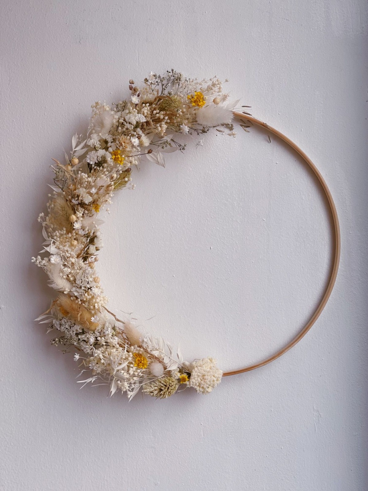 Composez votre couronne en fleurs séchées